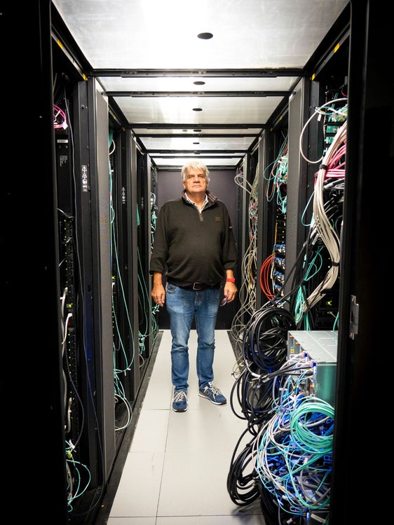 18° C. di temperatura, ventilato e senza finestre: all’interno, scatole nere alte circa due metri si susseguono una dopo l’altra. Qui verrà raccolto il tesoro del futuro: i nostri dati personali (Foto: ASP/Fabio Brucculeri)
