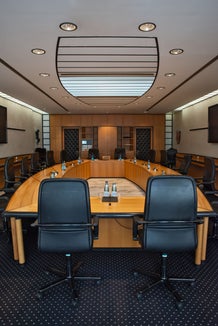 Am 2. Februar haben sich die elf Mitglieder der neuen Landesregierung im Sitzungssaal im Palais Widmann in Bozen zur ersten Sitzung dieser 17. Legislaturperiode getroffen. (Foto: Greta Stuefer)