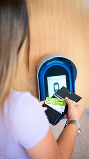  Perfekt für den Besuch bei Freunden oder die Uni-Pendlerstrecke – Mara ist zufrieden mit ihrem Euregio Ticket Students, mit dem sie alle öffentlichen Verkehrsmittel in Südtirol, Tirol und dem Trentino nutzen kann. (Foto: LPA/Fabio Brucculeri)