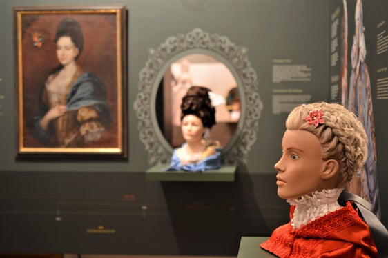 Un dettaglio della mostra, un’acconciatura intrecciata del XVIII secolo. (Foto: Lorenzo Perego)