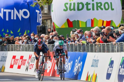 Sichtbarkeit für die drei  Euregio-Länder Trentino, Südtirol und Tirol bei  der Tour of the Alps – hier  bei einem Zielsprint in  Naturns im Jahr 2021. (Foto: Vitesse)