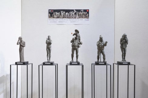 Por i Jüc Olimpics da d’invern 2026, ziplará i artisć de UNIKA cin’ “Wooden Fans” nüs te lëgn de linda. (Foto: UNIKA)