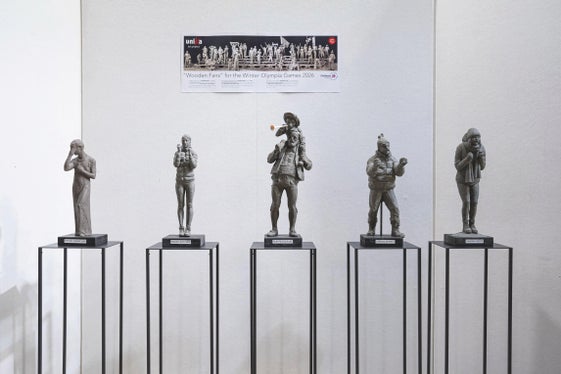 I artisć dl'UNIKA ie tl lëur de crië cin' figures nueves per i Juesc Olimpics da d'inviern dl 2026. (Foto: UNIKA)