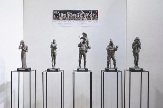 Por i Jüc Olimpics da d’invern 2026, ziplará i artisć de UNIKA cin’ “Wooden Fans” nüs te lëgn de linda. (Foto: UNIKA)