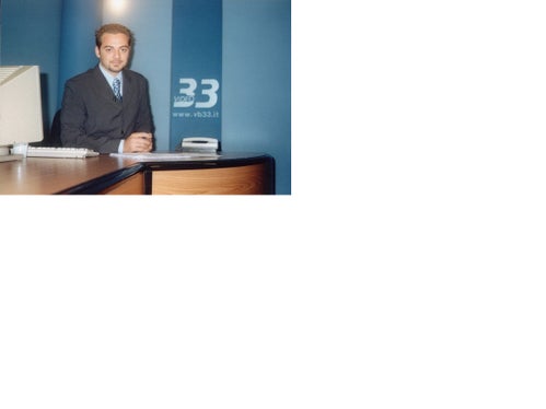 Ein junger Marco Galateo als Nachrichtensprecher bei Video33: Der Journalismus war die erste berufliche Station des heutigen Landesrates. (Foto: Marco Galateo)