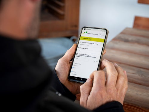 Beim kostenlosen Check-up für die Bürgerinnen und Bürger sammeln die Kaminkehrer verschiedenste Daten zu den 
kleinen Holzheizungen, die in eine Datenbank fließen. (Foto: LPA/Fabio Brucculeri)