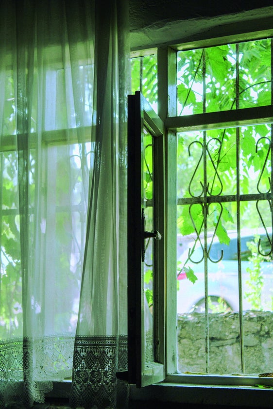 Gran parte dell’aria che respiriamo si trova all’interno delle nostre quattro mura. Oltre alla polvere e all’umidita, esiste un elemento che non si puo né vedere né annusare: il radon. (Foto: pexels)