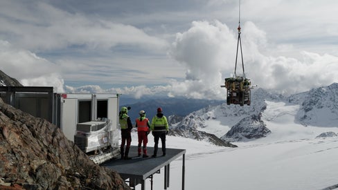 Die größte Herausforderung des Projekts, nämlich der Bau der Wasserstoffanlage auf 3.150 Metern Seehöhe, konnte dank Helikoptern, die den Materialtransport erledigten, gemeistert werden. (Foto: Landesabteilung Vermögensverwaltung)
