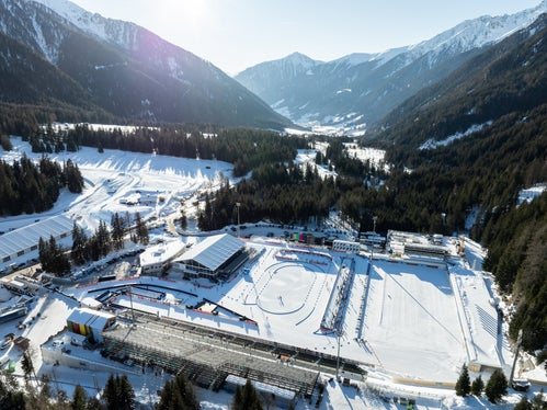 Una suggestiva immagine dall'alto della Olympic Arena Südtirol Alto Adige, lo stadio che ospiterà le gare di biathlon dei prossimi Giochi invernali di Milano Cortina 2026. (Foto: Nordic Focus)