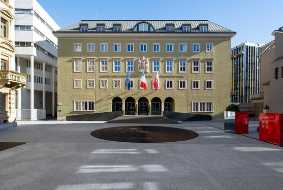 Le compit prinzipal dl Consëi provinzial é da aprové les leges: sön la fotografia él süa sënta sön Plaza Silvius Magnago a Balsan. (Foto: Südtiroler Landtag - Consiglio della Provincia autonoma di Bolzano - Consëi dla Provinzia autonoma de Balsan)