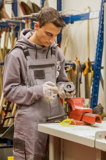 Das Land überwacht den Übergang von der Schule in die Arbeitswelt genau, fördert die Lehrlingsausbildung (und die berufliche Orientierung/Ausbildung) und ergreift Maßnahmen gegen Schulabbrecher und andere Orientierungsinitiativen. (Foto: LPA/Peter Daldos)