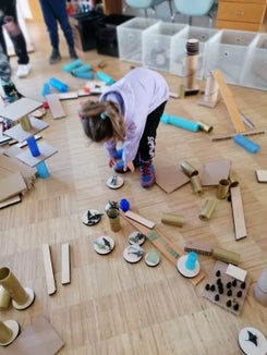 Ein Mädchen bastelt mit einem Stück Recycling-Karton: Viele Möglichkeiten, ihre kreative Seite auszuleben, bietet das Kreativatelier „Vintola 18“. (Foto: Landesdirektion ital. Kindergärten)