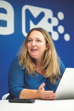 Ziel der SASA ist es, die Flotte schrittweise auf einen emissionsfreien Betrieb umzustellen, die Infrastruktur entsprechend anzupassen und das Personal – über 600 Mitarbeiterinnen und Mitarbeiter – zu schulen, erklärt SASA-Präsidentin Astrid Kofler. (Foto: Fabio Brucculeri)