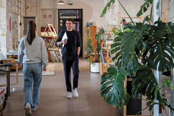 Non lontano da casa: poter lavorare nel centro di coworking Basis Vinschgau Venosta a Silandro soddisfa le esigenze di Fabian Kobald.  (Foto: Asp/Manuela Tessaro)