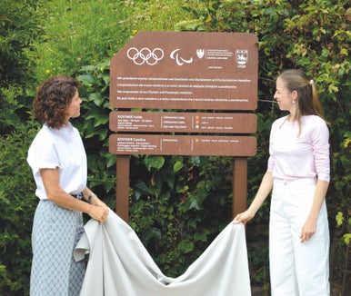 Olympische Erfolge würdigen: Enthüllung der Ehrentafel in St. Ulrich mit den Medaillengewinnerinnen Isolde (links) und Carolina Kostner. (Foto: VSS)