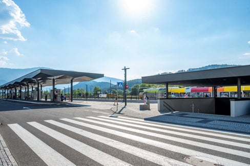 Dreisprachige Durchsagen für die Fahrgäste gibt es nun an Bahnhöfen (im Bild Bruneck) und Bushaltestellen im Einzugsgebiet der ladinischen Täler. (Foto: LPA/Manuela Tessaro) 