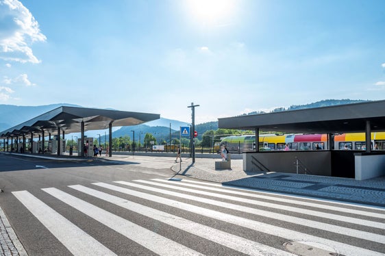 Dreisprachige Durchsagen für die Fahrgäste gibt es nun an Bahnhöfen (im Bild Bruneck) und Bushaltestellen im Einzugsgebiet der ladinischen Täler. (Foto: LPA/Manuela Tessaro) 
