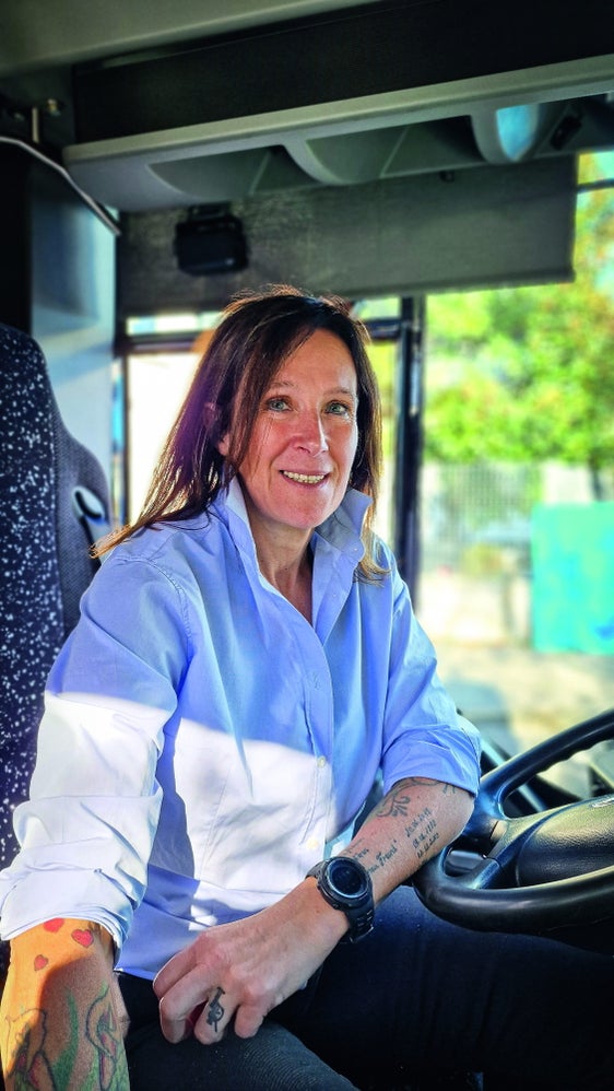 L’autista di autobus Renate Brugger constata ogni giorno quanta attenzione, pazienza e rispetto reciproco siano necessari nel settore della mobilità. (Foto: Fabio Brucculeri)