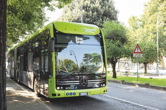 Zero Emission als Ziel: SASA, das größte öffentliche Nahverkehrsunternehmen
in Südtirol - gemessen an der Anzahl der Busse, Linien und Fahrgäste - setzt seinen Weg in Richtung emissionsfreie Mobilität fort. (Foto: SASA/Lucia Rose Buffa)