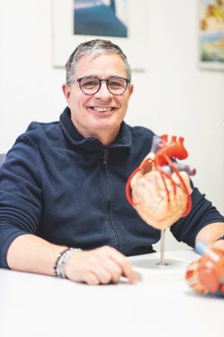 Mit Herz bei der Arbeit: Kardiologie-Koordinator Massimo Giacometti. (Foto: Tiberio Sorvillo)