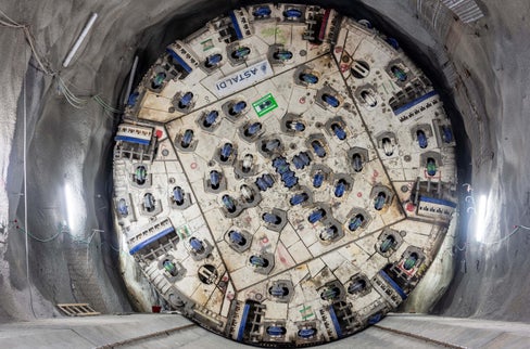 La fresa Virginia ha un diametro di 10,7 metri ed è utilizzata per lo scavo delle gallerie di linea. (Foto: BBT/SE)