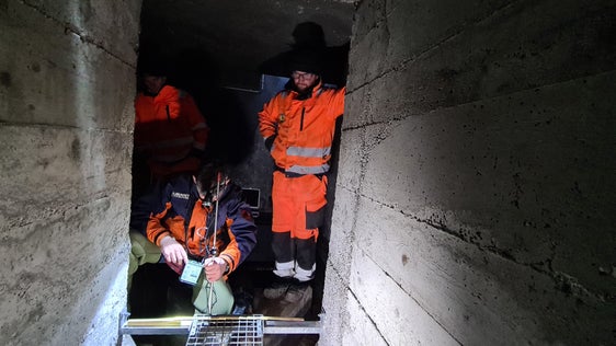  Misurazione della portata delle sorgenti Cunfin (Val Gardena): Hartmann Stuefer (al centro, in primo piano) con i tecnici idropotabili del Comune di Ortisei. (Foto: Roberto Dinale)