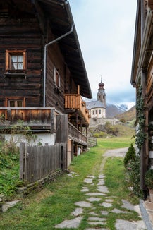 Vivere e lavorare al giorno d’oggi in edifici tutelati è una sfida. L’Oberniederhof di Senales dimostra che ciò è davvero possibile (Foto Manuela Tessaro)