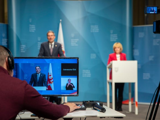 La conferenza stampa della Giunta viene trasmessa in diretta dalla sala stampa del Palazzo Provinciale 1 a Bolzano. (Foto: ASP/Fabio Brucculeri)