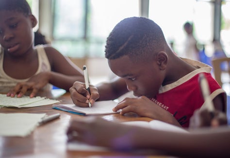 Seit 2007 gibt es die Sprachenzentren. Diese stehen Kindergärten und Schulen bei der Integration von Kindern und Jugendlichen mit Migrationshintergrund zur Seite. (Foto: Unsplash/santi vedri)