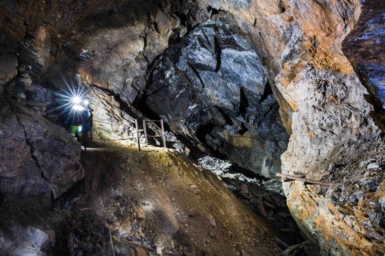 I visitatori dell’antica miniera possono farsi un’idea delle fatiche e dei pericoli che i minatori dovevano affrontare all’interno della montagna. (Foto: Armin Terzer)