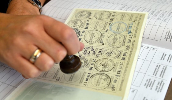 Im Wahlamt müssen Bürgerinnen und Bürger den Wahlausweis (im Bild) und einen Personalausweis vorlegen. (Foto: LPA/ASP/ASP)