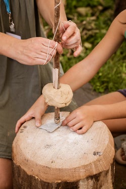 La punta per pietra viene fatta ruotare per mezzo di corde sottili: per sopravvivere gli uomini primitivi avevano bisogno di molta destrezza, pazienza e inventiva. (Foto: Museo Archeologico dell’Alto Adige/Manuela Tessaro)