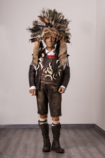 2022 veröffentlichte das Südtiroler Weinmuseum die Publikation „Der Saltner. Flurwache zwischen Amtsperson und Kunstfigur“. Darin finden sich knapp zusammengefasst die Ergebnisse dieser Forschungsarbeit. (Foto: Südtiroler Weinmuseum/Gerd Eder)