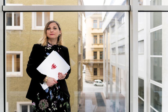 Amtsdirektorin Marta Tacchinardi: „Verantwortung reizt mich. Unterstützt werde ich von einem tollen Team und dem Netzwerk ‚Frauen in Führung'. (Foto: LPA/Ivo Corrà)