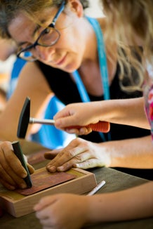  Divulgazione scientifica innovativa: al festival dell’archeologia sui prati del Talvera di Bolzano vari esperti ed esperte svelano le tecniche con le quali i nostri antenati producevano oggetti d’uso quotidiano – con la partecipazione attiva di visitatori e visitatrici (Foto: Museo Archeologico dell’Alto Adige/dpi)