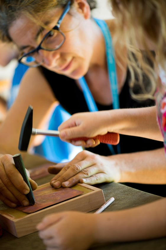  Divulgazione scientifica innovativa: al festival dell’archeologia sui prati del Talvera di Bolzano vari esperti ed esperte svelano le tecniche con le quali i nostri antenati producevano oggetti d’uso quotidiano – con la partecipazione attiva di visitatori e visitatrici (Foto: Museo Archeologico dell’Alto Adige/dpi)