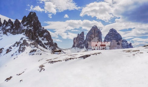 L’intervento di adeguamento infrastrutturale del Rifugio Locatelli prevede la posa di una nuova rete fognaria, delle infrastrutture per la rete elettrica e per la connessione in fibra ottica. (Foto: USP)