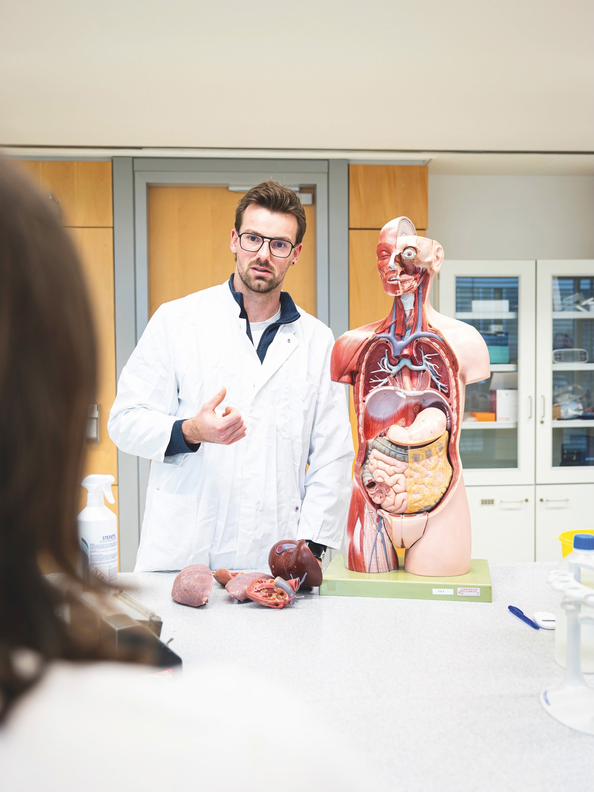 An der Fachhochschule für Gesundheitsberufe „Claudiana“ in Bozen gibt es seit September den Studiengang „Medicine and Surgery“. Der enge Kontakt zu den Lehrenden und der Zusammenhalt unter den Studierenden prägen den Alltag. (Foto: Fabio Brucculeri)