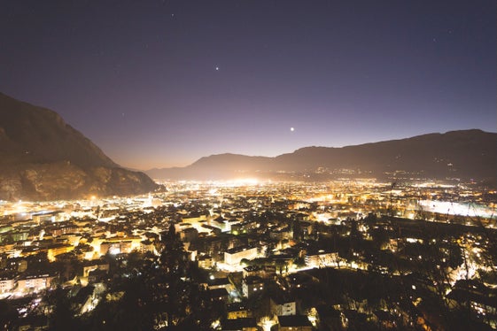 Bolzano by night: il Museo di Scienze Naturali effettua ai Piani di Bolzano un monitoraggio della biodiversità notturna e studia come la luce influenzi il comportamento degli animali – come base scientifica per future decisioni di pianificazione. (Foto: Museo di Scienze Naturali dell′Alto Adige)