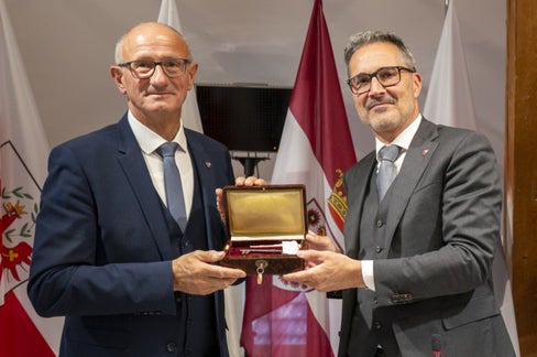 Schlüsselübergabe: Nach Südtirol übernimmt Tirol den zweijährigen Euregio-Vorsitz: (von links) Landeshauptmann Anton Mattle und Landeshauptmann Arno Kompatscher. (Foto: LPA/Daniel von Johnston)
