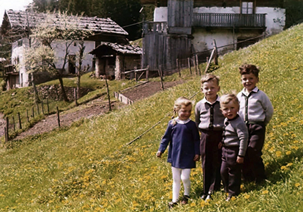 Rosmarie Pamer da bambina con i suoi tre fratelli nel maso dei genitori a San Martino di Passiria: “La mia famiglia mi ha sempre sostenuta”. (Foto: Rosmarie Pamer)