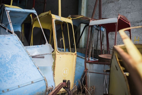 Dutzende von Seilbahnkabinen aus den 1960 Jahren sind in einem Lost Place in Ridnaun gebunkert. (Foto: Patrizia Corriero)