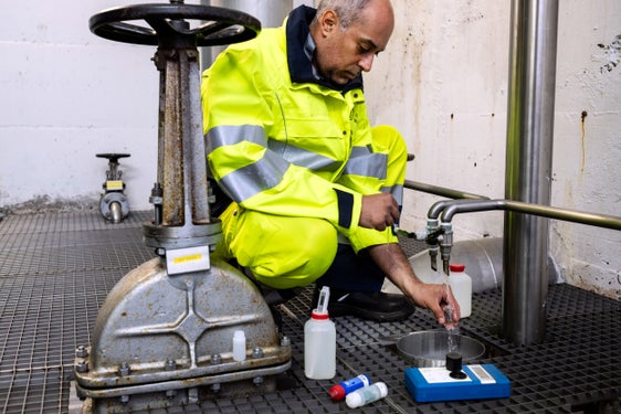 L'Alto Adige dispone di un’eccellente acqua potabile, una risorsa che però va tutelata: qui l’addetto del team Acquedotto Seab Andrea Frasson controlla la qualità dell’acqua del serbatoio “Flavon”. (Foto: Ivo Corrà)
