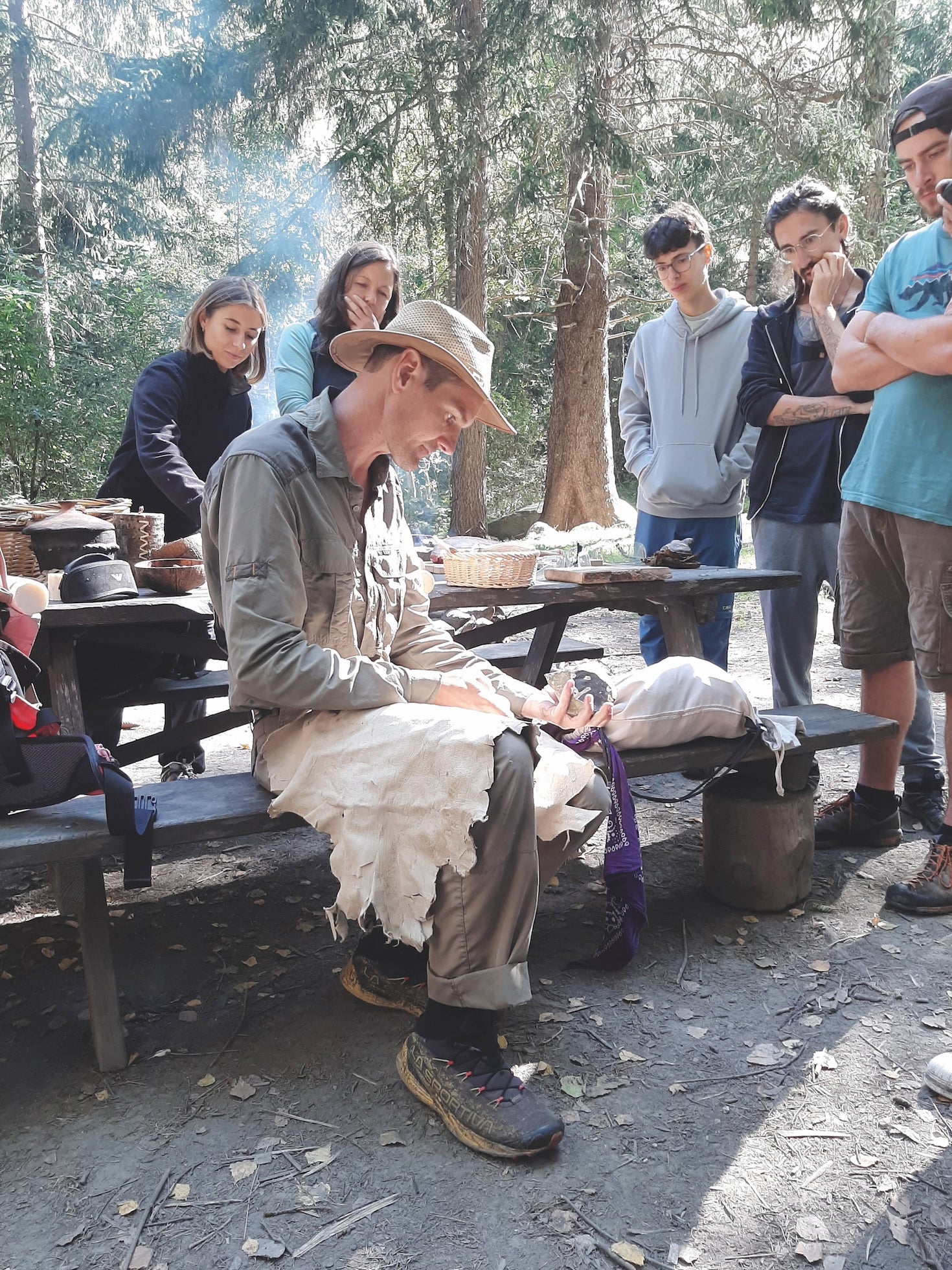 Beim Outdoortag zeigte Survivalexperte Philipp Schraut, wie Menschen zu Ötzis Zeit überlebten: Wasser prüfen, Feuer mit Feuerstein entzünden, jagen und alles verwerten. (Foto: Südtiroler Archäologiemuseum)