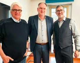 Kontinuierlich um den Schutz der Daten des Landes Südtirol bemüht: SIAG-Generaldirektor Stefan Gasslitter,
Josef T. Hofer, Direktor der Agentur für ein digitales Südtirol, und Christian Steurer, Leiter des Kompetenzzentrums Cybersicherheit (von links). (Foto: LPA)
