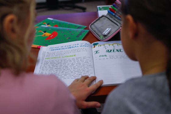 Ti plu che 75 ani passei ie la scoles di luesc ladins dla Provinzia de Bulsan deventedes ejëmpli de multilinguism vivù. (Foto: Oskar Verant)
