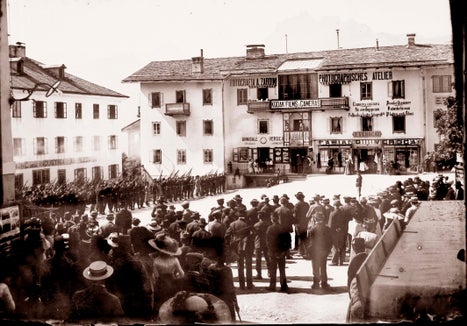 Radunata delle truppe italiane nella piazza di Cortina, di fronte alla vecchia casa e bottega dei fotografi Zardini (dall’archivio fotografico storico Zardini).