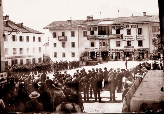 Radunata delle truppe italiane nella piazza di Cortina, di fronte alla vecchia casa e bottega dei fotografi Zardini (dall’archivio fotografico storico Zardini).