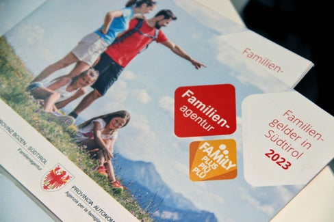 Die Neuauflage der Broschüre „Familiengelder in Südtirol 2023“. (Foto: LPA/Greta Stuefer)