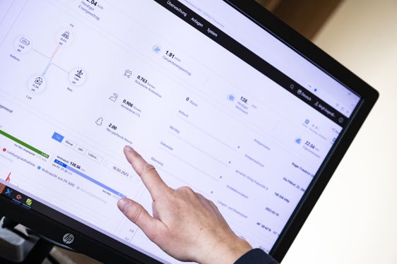 Il PC può essere utilizzato per monitorare continuamente quanta elettricità viene generata dall'impianto fotovoltaico, quanto è alto il consumo e quanta CO2 viene risparmiata. (Foto: ASP/Manuela Tessaro)